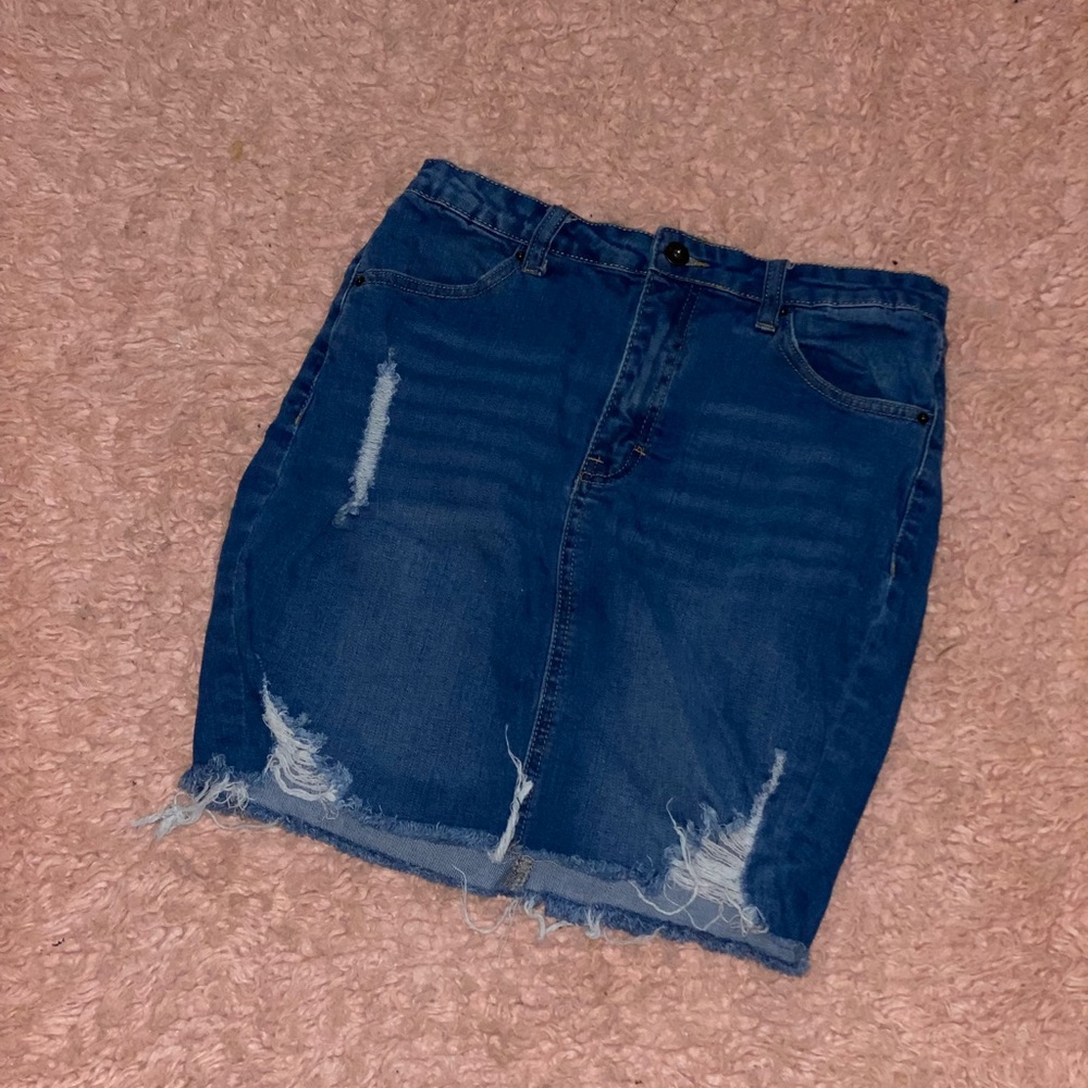 Selling A Size Small Short Skirt. Very Stretchy. Very Fitting On Thick Thighs.